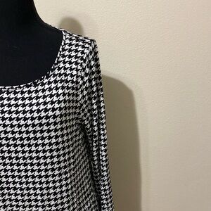 White House Black Market Outlet houndstooth scoop neck top